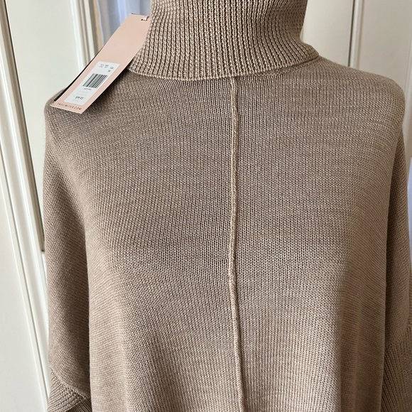 Poncho - Picture 3 of 3